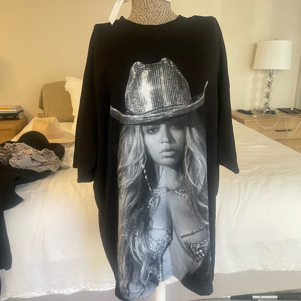 XXL -  brand new Beyonce world tour shirt